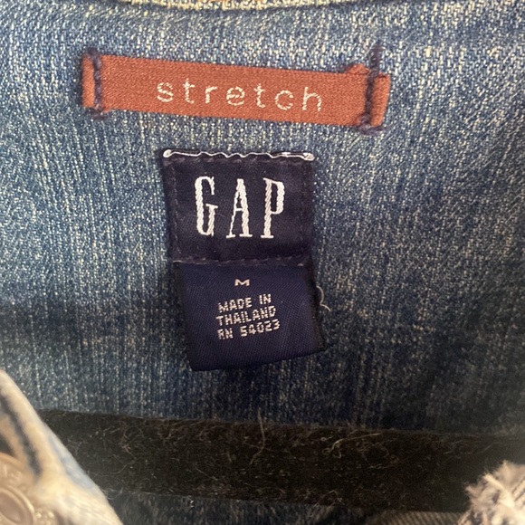 Gap snap front Jean jacket size M - Picture 2 of 4